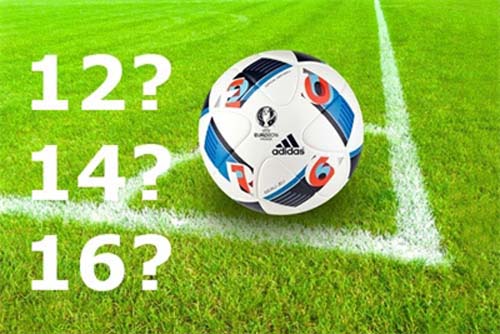 En fotball på corner-merket på en grønn fotballbane med teksten "12? 14? 16?"