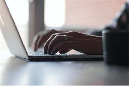 En person som leser nyheter på sin lap top